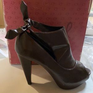Qupid Brown Peep Toe Heel Size 6.5 NEW OUT OF BOX